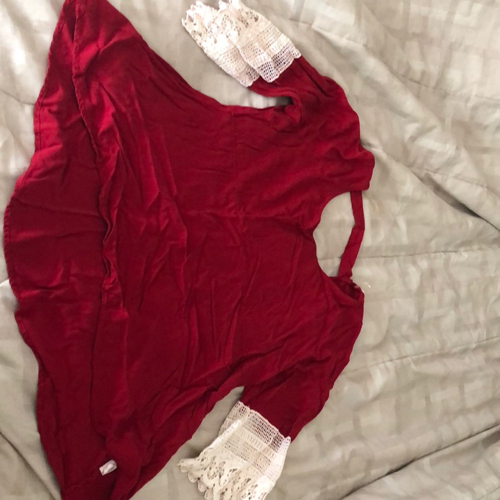 Red Top w. Lace Sleeves